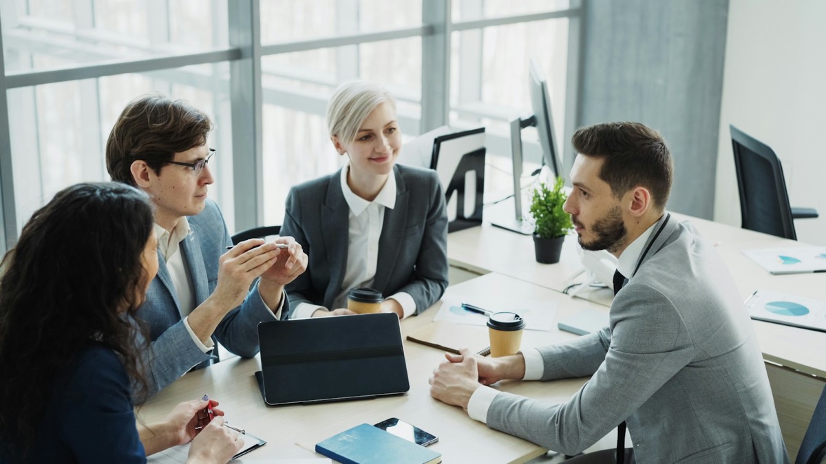 Equipo directivo reunido en una oficina moderna