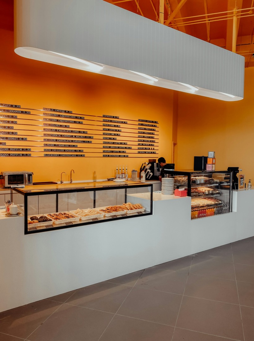 Mostrador de una tienda de comida con productos en vitrina